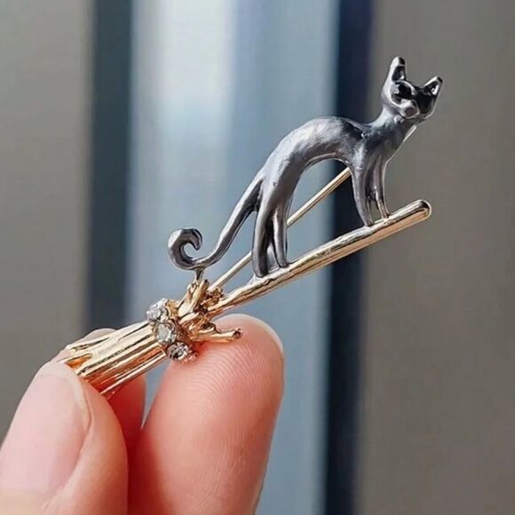 Gothic Brooch Black Cat On a Broom Gold & Black Tone, Jewel Accent, Ligh… - Picture 1 of 3